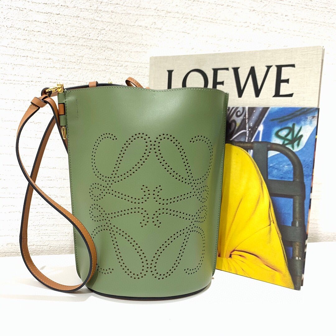 【名牌網購】除了以上這款Anagram圖騰的設計，還有另一款穿孔式的設計也很大熱！