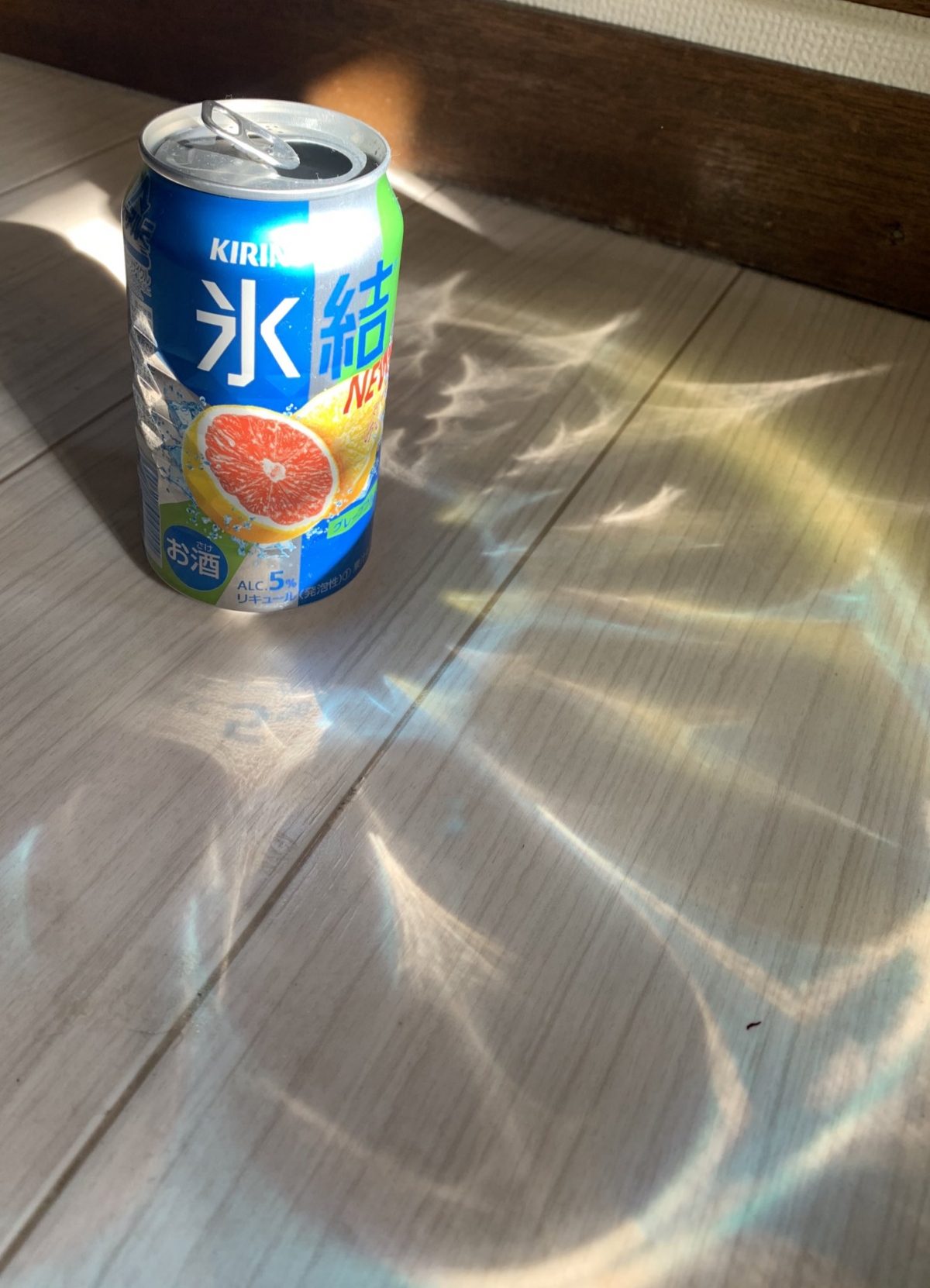 日前於日本「美祿」飲品一度被搶瘋,因為一則Twitter貼文號稱喝了美祿能「補充鐵質,舒緩貧血」後,「美祿」迅即成為人氣必購商品繼而賣斷市。近日,又有一樣商品因為Twitter瘋傳它能造出Elsa冰雪魔法圖騰被熱搶,它就是日本人超愛的「氷結」水果酒!