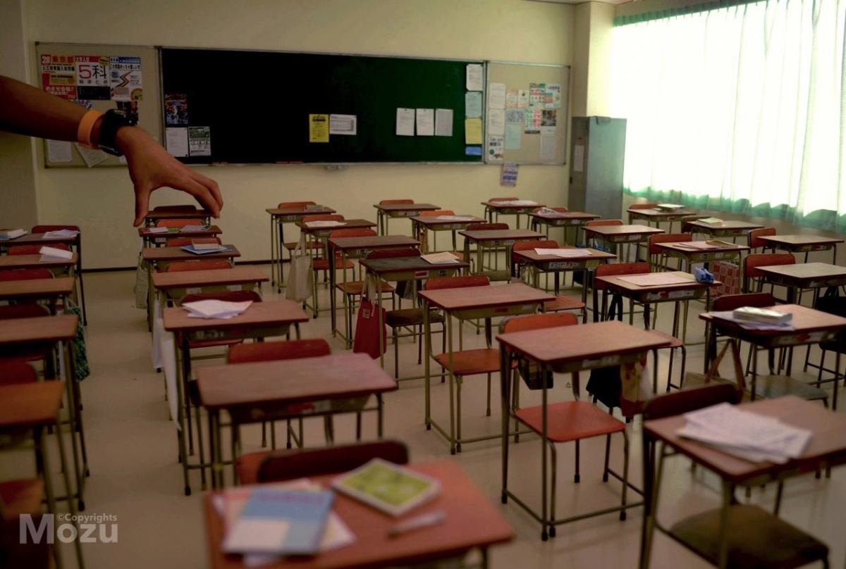 他近日的一個新作「樓梯間」也讓人十分有聯想空間,像是牆壁背後還有一間大宅一樣!昏黃的燈光十分溫暖,氣氛非常日系~作品中的其中一樣殺手鐧就是燈光,燈光更會隨著早晚作出不同的轉變,營造出的氛圍讓人感覺自己正置身在那裏!