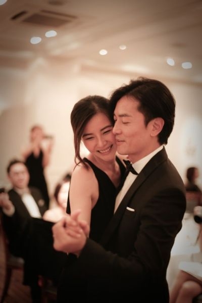 而鄭伊健在兜兜轉轉後選擇了與他一樣貪玩的蒙嘉慧,2013年正式與蒙嘉慧完婚,過著幸福快樂的生活!