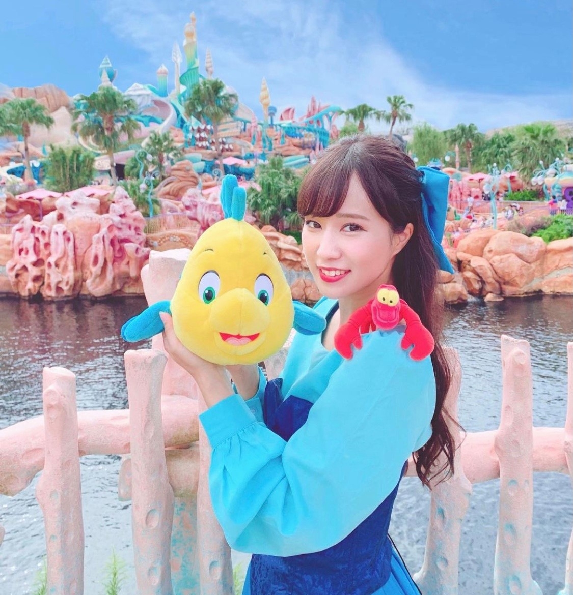 小胖公仔的大小超適合抱在懷內,擁著顏色亮麗的小胖在迪士尼中遊走簡直是夢幻至極,充滿少女心,一圓公主夢!