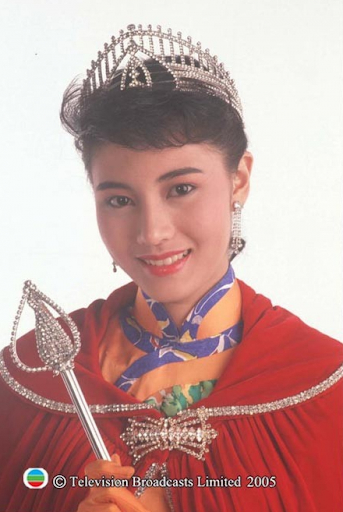 【娛樂圈高學歷女神】「大美人」李嘉欣為1988年香港小姐冠軍,同時亦是國際華裔小姐冠軍,因當年擁有標緻的五官而登上大熱門
