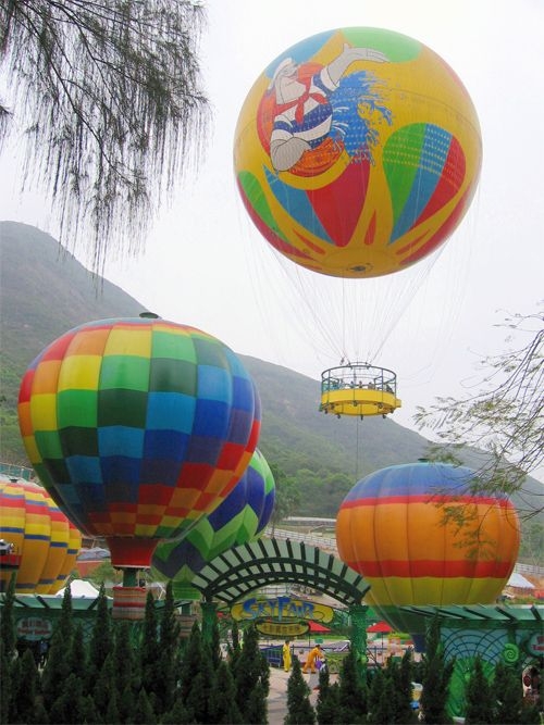 之前在海洋公園是有巨型氦氣球上升的機動遊戲,於2007年開放,大家可以坐上它升上120米高空,一看港島南區美景