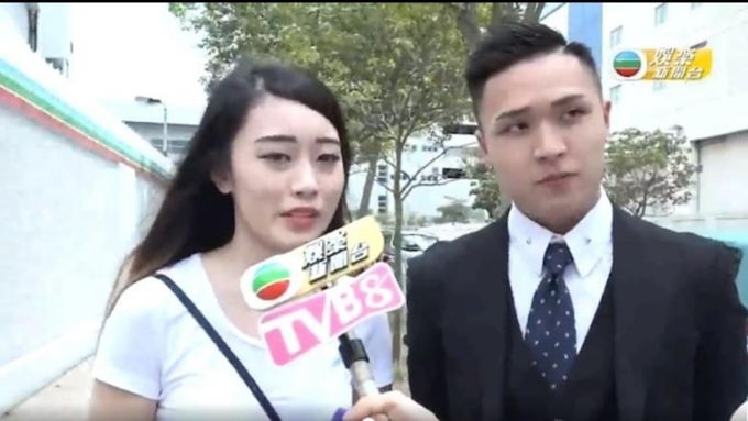「黃潁妍」在片段中肌膚超白,像是塗了一層超厚的粉底,雙眼較為細長,看起來像是單眼皮女生,鼻子也較扁榻,眉毛畫得不自然