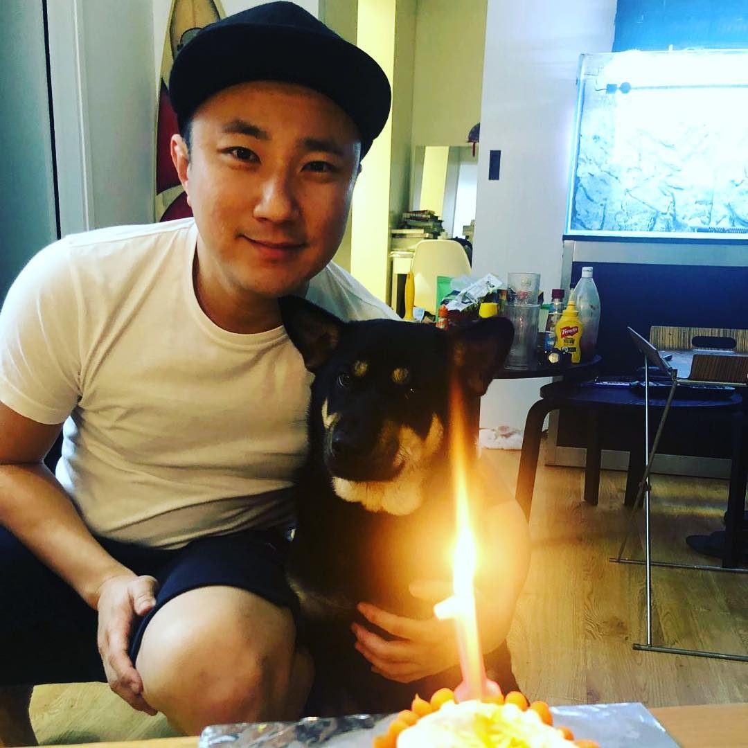 向來口才了得的崔建邦,在TVB主要擔任主持人的工作,雖然他為人所認識,但是相信大部分人也不知道原來他本身是中韓混血兒