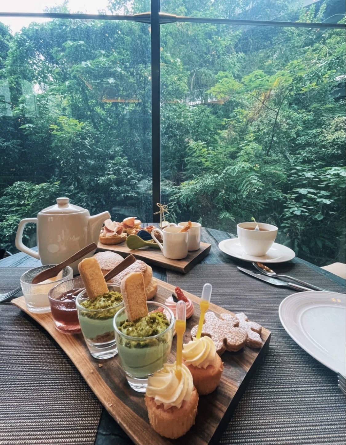 這一件隱世的餐廳,最矚目的就是一片超大的林景,仿如置身在森林一樣,感覺非常放鬆~Ammo是一間意大利酒吧餐廳,不過中午十分都吸引不少女生前去食個貴婦Tea!裝潢都十分豪華,而且樓底超高~