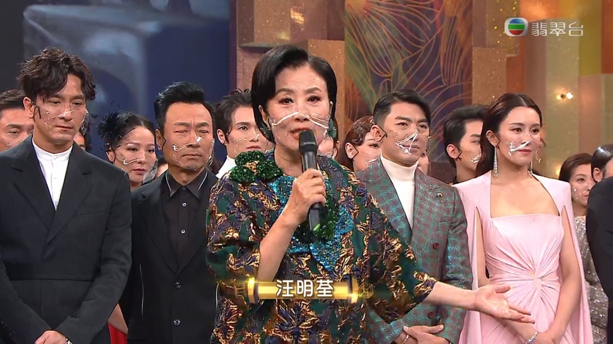 汪阿姐在頒獎典禮開幕時致詞時,竟以「阿姐」的身分,霸氣地為全部藝人向TVB要求加人工!她指:「如果環境好啲、如果疫情退卻後,TVB可唔可以加少少人工畀我哋?等大家去鼓勵一下,好唔好呀同事?我多謝定先。」汪阿姐更向「電視人」(藝員們)致敬,指感受到他們的「博命」。