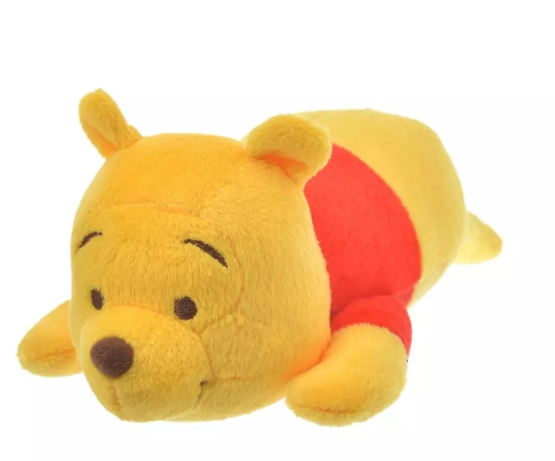 【小熊維尼】迪士尼推出了6款小熊維尼的Work From Home(WFH)專用新商品,為一眾維尼迷OL提供貼心的家居小物!一款維尼免持通話頸枕可以讓你在家裏舒舒服服的躺著開會,還有維尼毛公仔手腕墊。一共6款的新商品也十分實用又可愛,讓你在家工作都維持心境愉快,同時效率倍增!