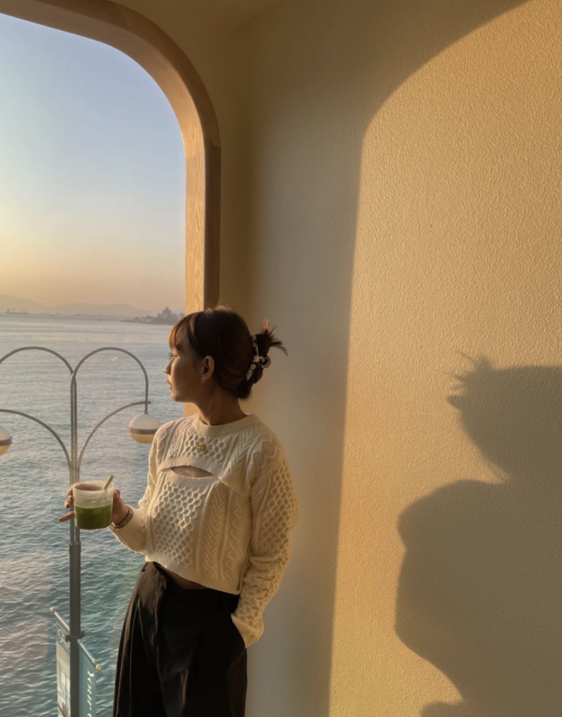 另一間同樣位於海港城的咖啡店,也有著浪漫少女的裝潢,景色也是同一片海。不過,這一間的格調就比較文青,這個窗比較大和高,大大的一片海呈現在眼前~不過打卡位也只有一個,窗邊沒有位置坐~