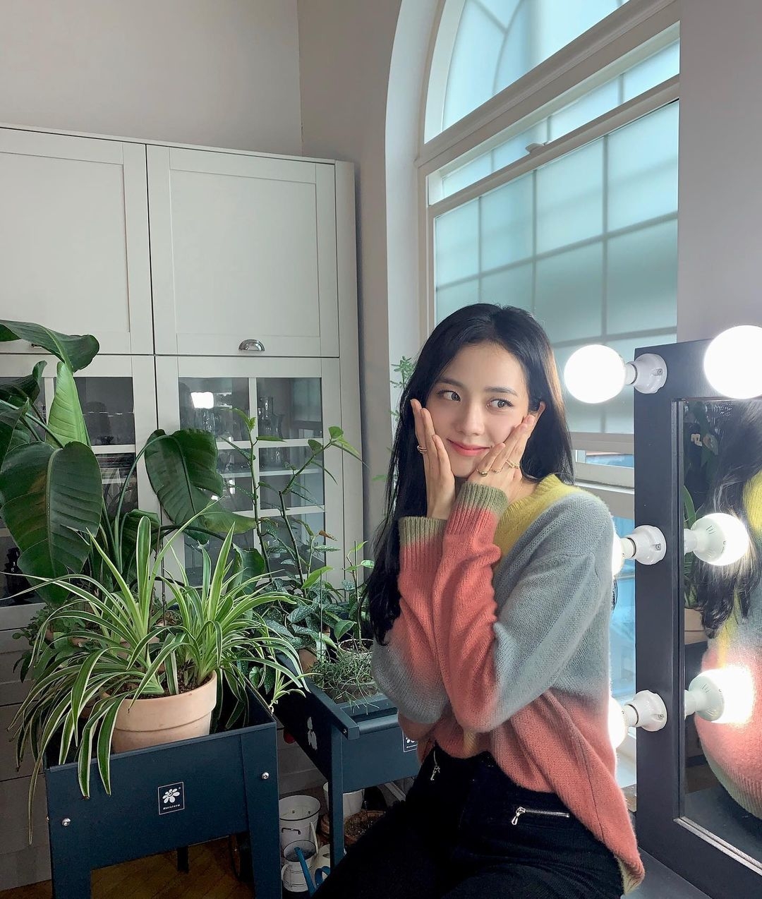 作為BLACKPINK門面擔當的Jisoo,絕對當之無愧!五官小巧且精緻,而且更帶有一種楚楚可憐的柔弱感,根本就是激發保護慾的存在啊!