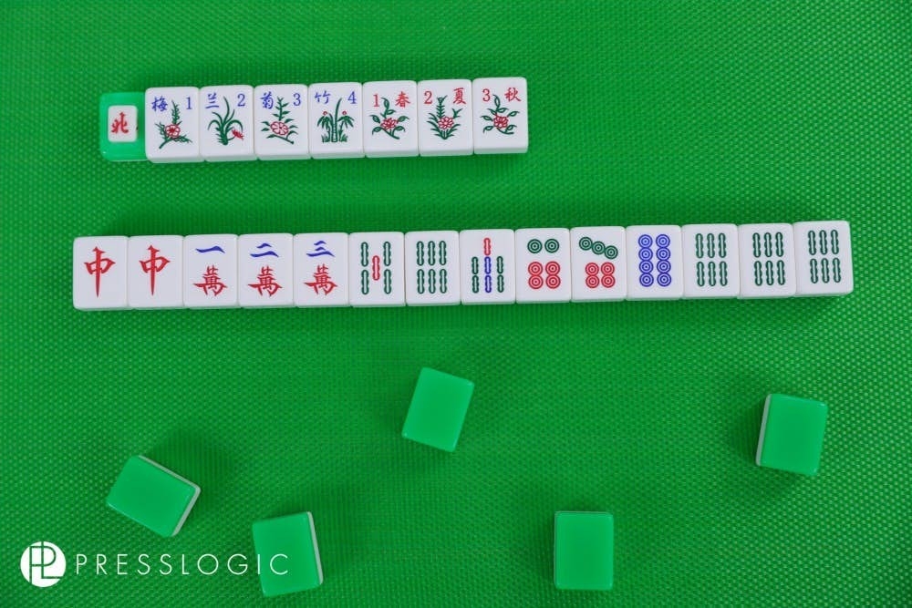 【打麻雀攻略＋禁忌】 一副牌共有8隻花牌，只要齊集了其中7隻，就是花糊，可以即時食糊，是自摸三番。