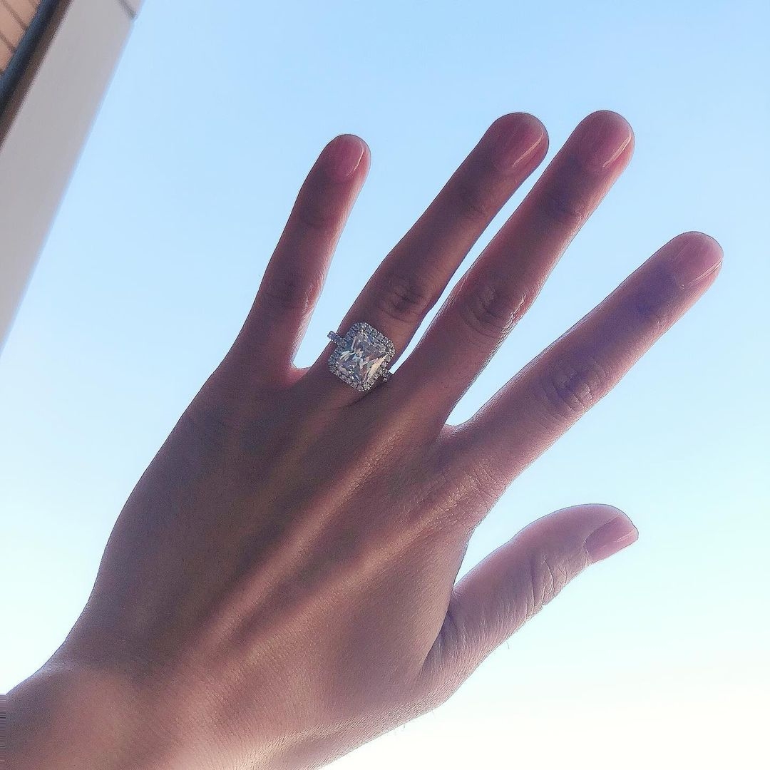 姜麗文曾經解釋換上水晶婚戒的原因是希望不要浪費金錢