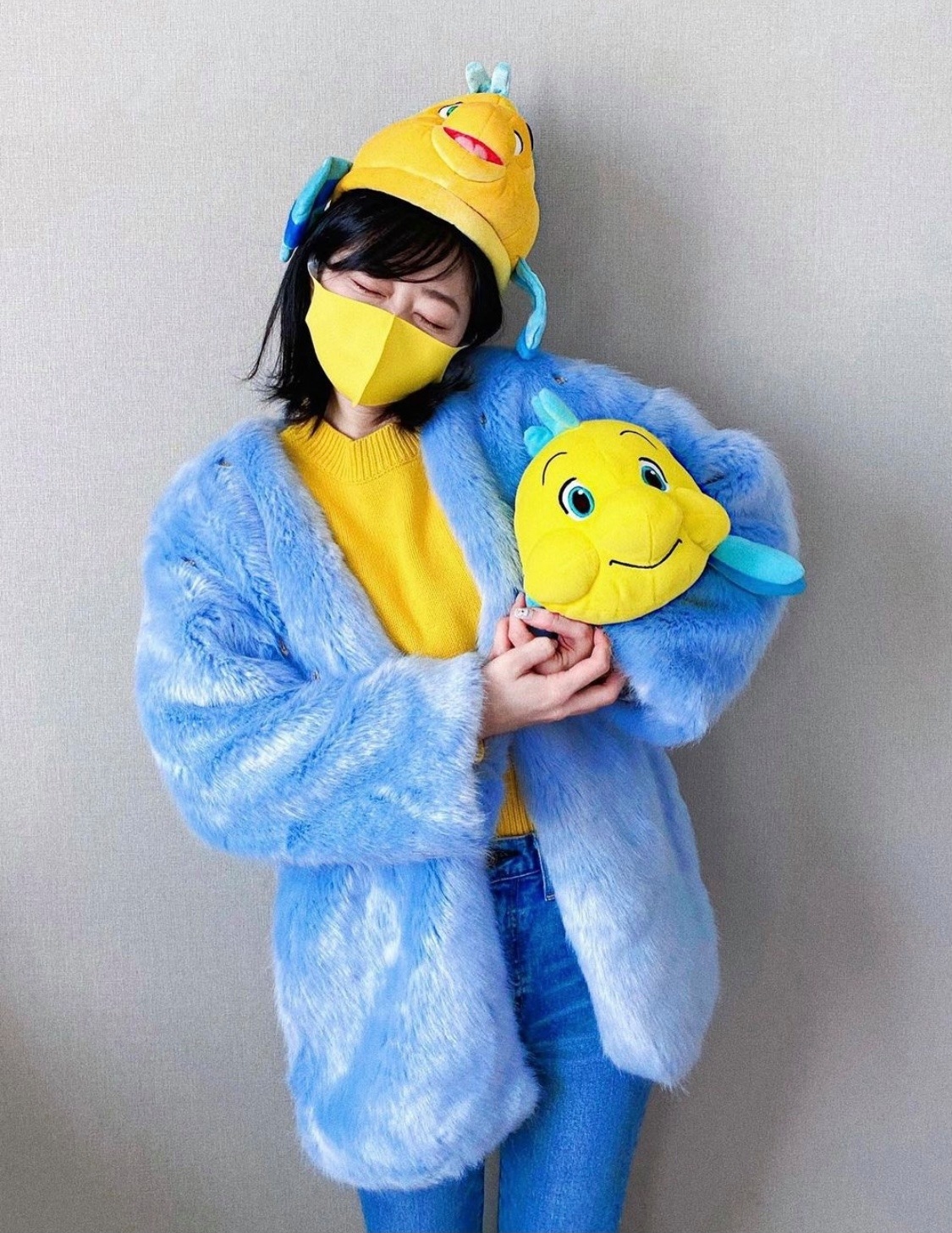 小胖的頭套也是超人氣的商品!把小胖套在頭上,兩隻「手」在兩側非常靈活,讓造型增添可愛,穿上粉藍色的衣服更加和小胖襯到絕!最特別的是,戴上頭套後,在人潮中不怕與朋友失散,遠遠的就會看到小胖在人頭堆中遊走,生動可愛~