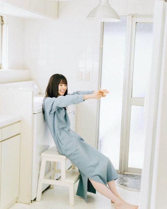 測驗進行之前,請清空腦袋,然後幻想有人請你伸出你的左手看一下,你的手掌第一反應會做出甚麼動作?