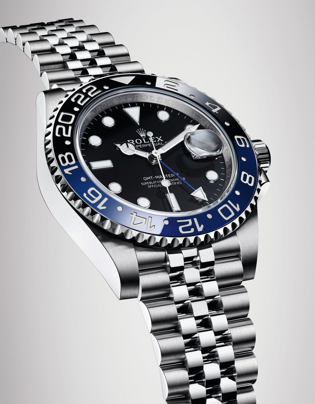 【Rolex勞力士手錶2021】GMT-Master II腕錶配備獨立24小時指針和24小時刻度雙向旋轉外圈,讓去旅行的人也可以同時讀取出發地和所在地時間