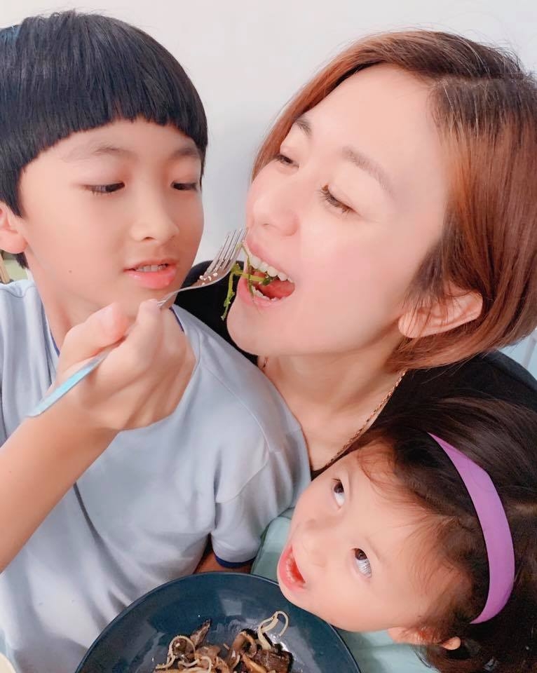 唐寧作為童星出身,在演藝圈發展得一帆風順,年輕時是一位非常有人氣和潛質的女演員。在28歲的那年,她便遇上舞台劇才子鄧偉傑並結婚生子,繼而便黯然退出娛樂圈,在事業和婚姻之間選擇了後者,毅然放棄了演藝生涯。在7年後她與丈夫離婚,獨立撫養2子,如今39歲的她被指難返娛樂圈了。