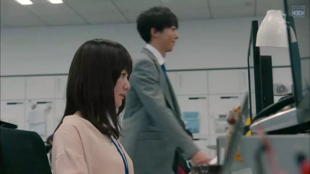 大陸最近一間業績猛進的電商公司「拼多多」引來不少輿論!公司旗下有兩名員工都懷疑因為工作而猝死和自殺,其後公司更疑似作出冷血回應指:「這是一個用命拼的時代,哪一個不是用命換錢?」近日,又有一間大陸科創公司推行「智能監控坐墊」,把員工的在位時間一一紀錄在內並算帳,內地這些苛刻的辦公室制度近日引起關注。