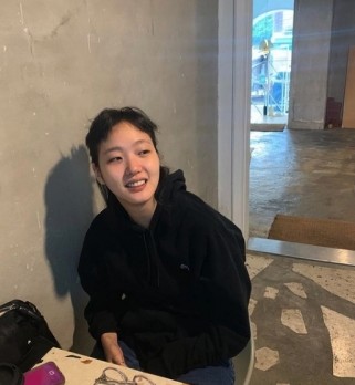 同為演員的金高銀,因擔任韓劇《鬼怪》女主角後為人所認識,近年的人氣也超高,突然竄紅的她雖然有著單眼皮和鵝蛋型的長臉,但是她的魅力完全不被外貌所規限,她豪爽、不做作的個性也吸引了不少粉絲。