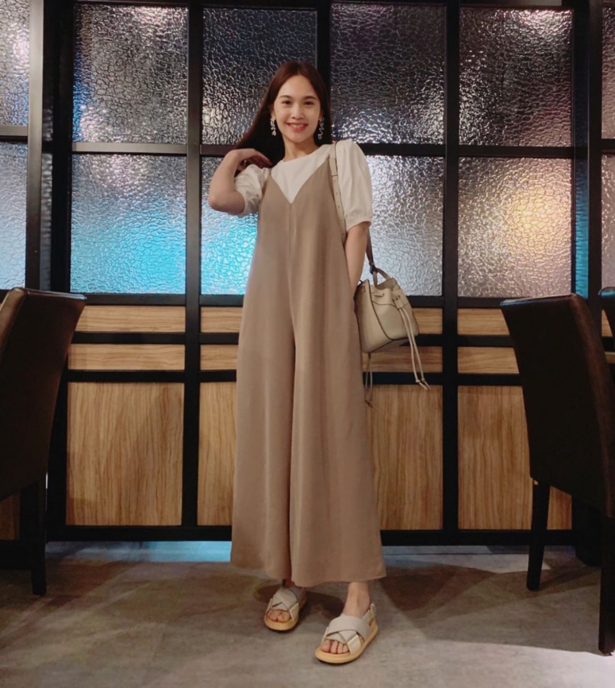 【楊丞琳Chanel手袋】這款「Hammock」手袋升級成拼接有輕盈亞麻款式,採用紋理皮革製成,以抽繩開合手袋