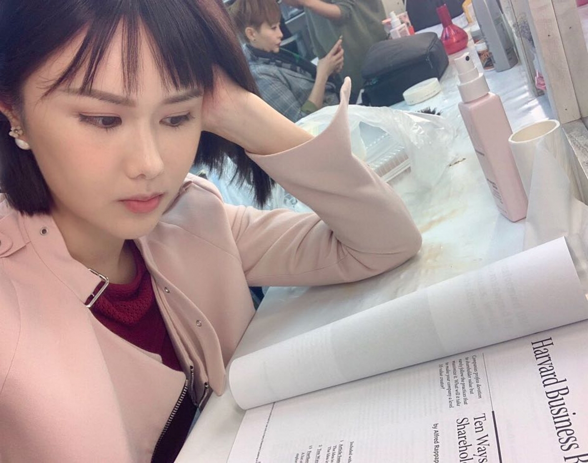 【娛樂圈高學歷女神】2019年入讀香港科技大學和美國西北大學凱洛格商學院合辧的「行政人員工商管理碩士(EMBA)」課程
