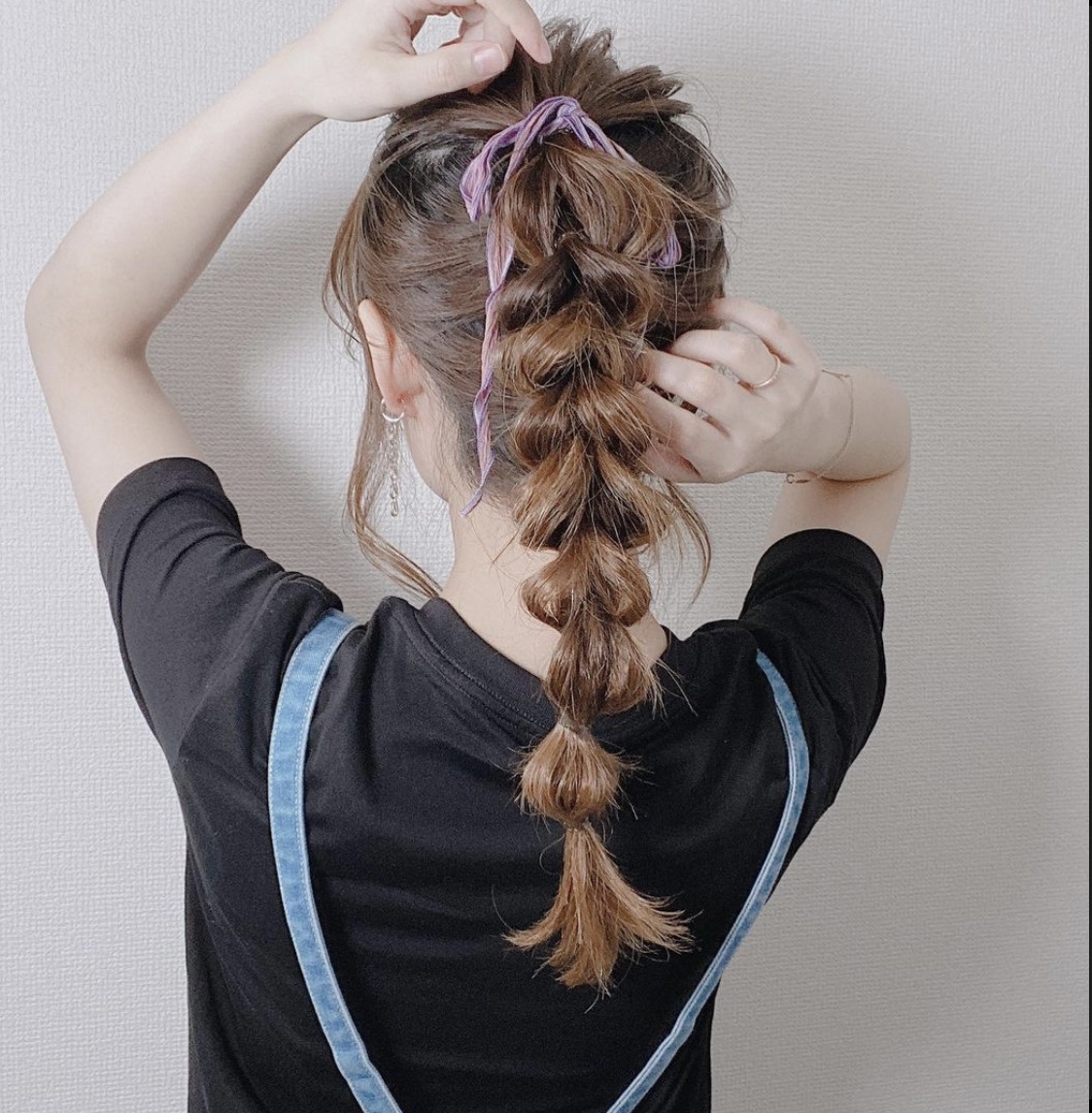 像丹麥條一樣的馬尾超有戀愛的氣氛,十分活潑可愛!首先,把頭頂一小撮的頭髮綁起來,然後再綁起下一層的一小撮頭髮,形成兩條重疊的馬尾。把上面的馬尾分成兩半,把下面的馬尾從中間拉上來,暫用夾子夾在頭頂作固定。然後把下面分開兩旁的頭髮重新綁起來。