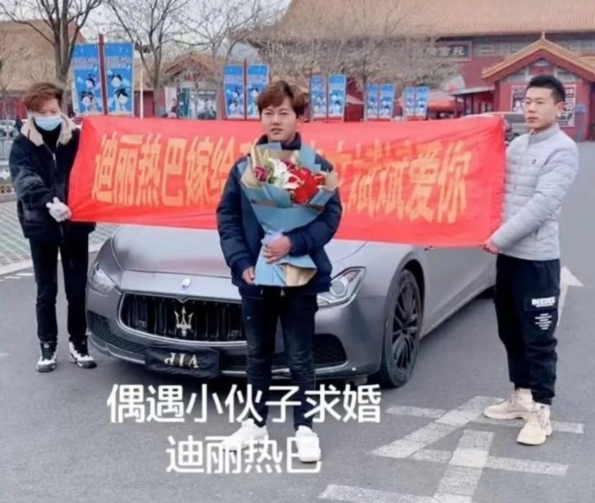 影片中土豪粉絲手捧大束玫瑰花,並站在名車Maserati前面當場下跪,深情求婚迪麗熱巴,帶領著2名兄弟拿著印有「迪麗熱巴嫁給我,宇文斌斌愛你」的紅色金字橫額,高調求婚迪麗熱巴~