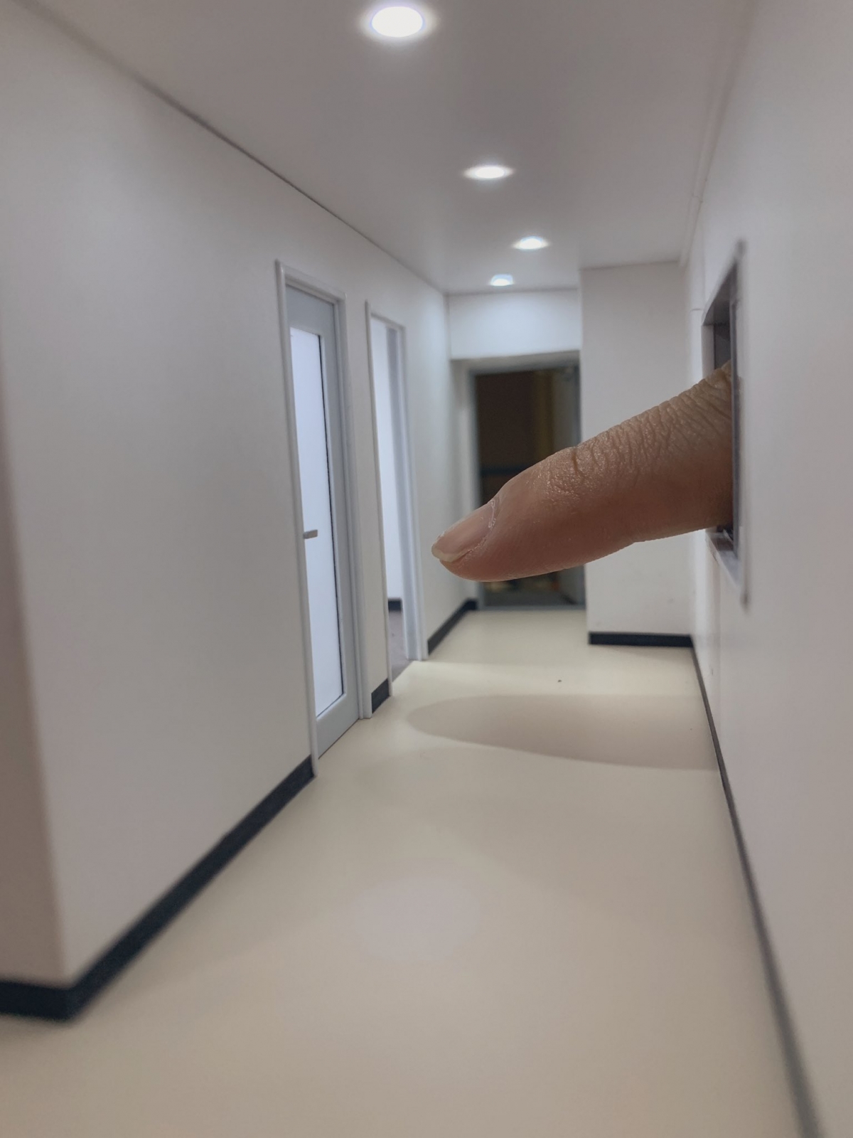 他近日的一個新作「樓梯間」也讓人十分有聯想空間,像是牆壁背後還有一間大宅一樣!昏黃的燈光十分溫暖,氣氛非常日系~作品中的其中一樣殺手鐧就是燈光,燈光更會隨著早晚作出不同的轉變,營造出的氛圍讓人感覺自己正置身在那裏!