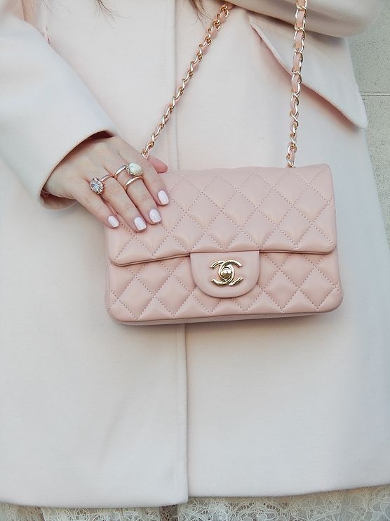 【Chanel加價2021】Medium 、Jumbo和Maxi尺寸平均上調了3.9%至4.6%,每個價格都增加了USD$300(約HKD$2,325,也算貴了不少。