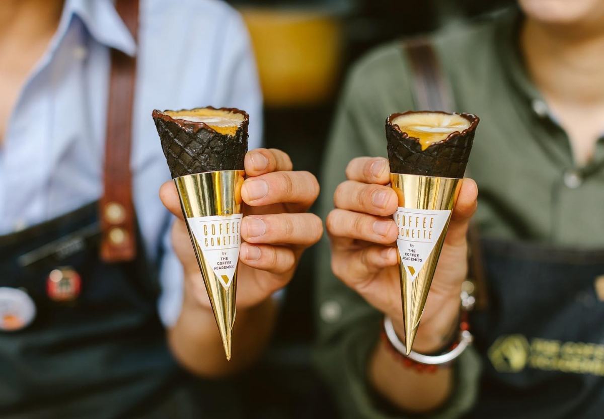 雪糕筒咖啡近年可說是人氣的打卡咖啡!把咖啡裝在雪糕筒裏樣子非常趣怪,看起來更有點像溶掉的雪糕!賣相帶來了衝擊之外,特點是雪糕筒內層會有一層濃朱古力,當倒入熱咖啡時就會把朱古力溶成咖啡的一部分,把咖啡變成了Mocha,有雙重滋味!