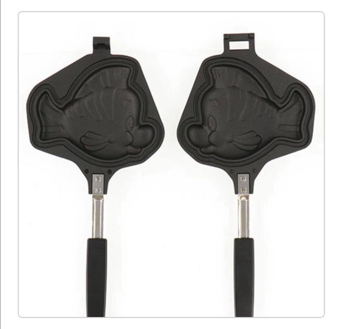 鯛魚燒的內餡可以放進傳統鯛魚燒的紅豆或吉士,也可以放進喜愛的食材例如麻糬或巧克力!鯛魚燒烘培機長37cm,闊16cm,售價3900yen(約$300港幣)!