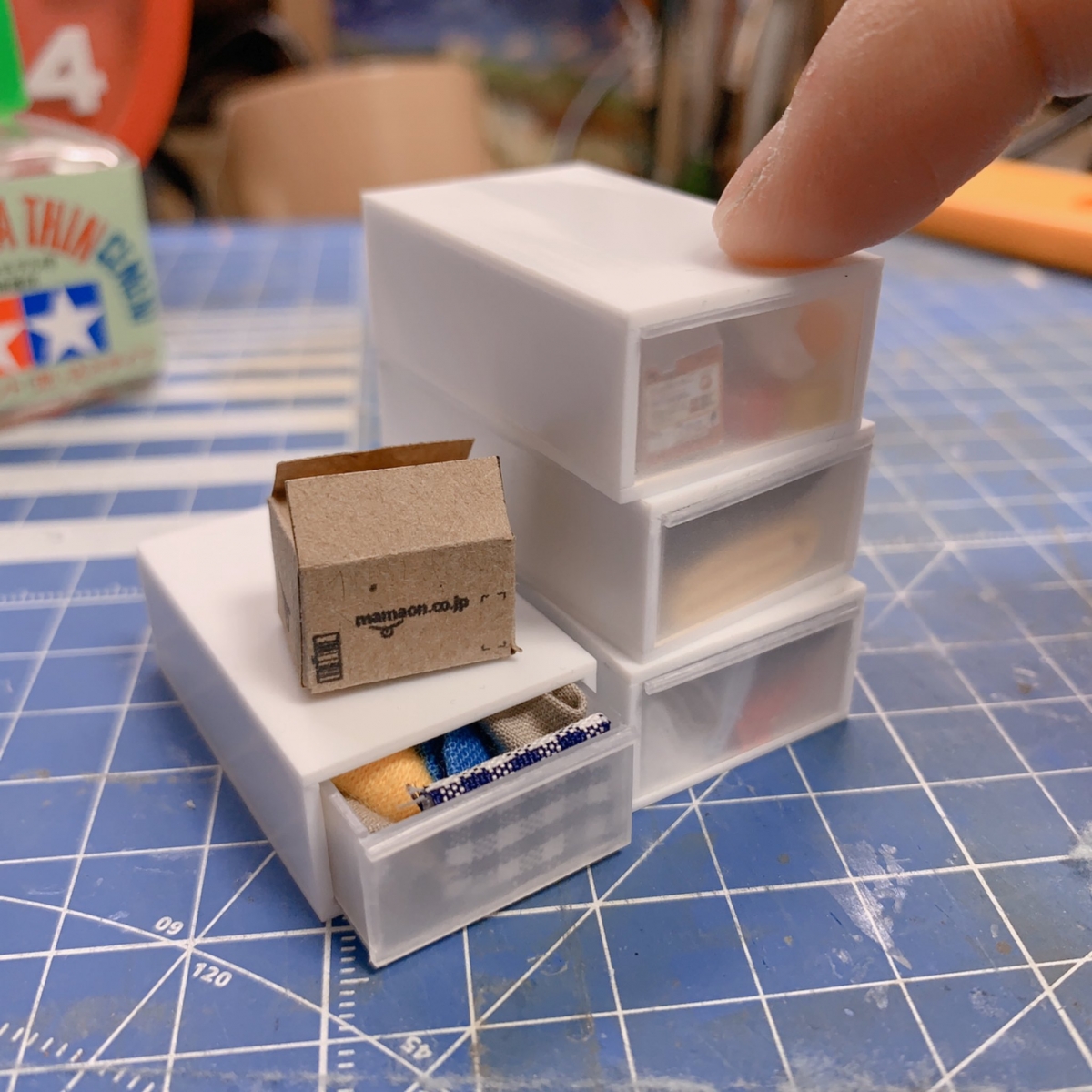 Mozu房間裏的物件都是精心製作的,從設計,再搜索不同的素材來塑型,再上色,繼而打造可愛迷你版的家居小物~