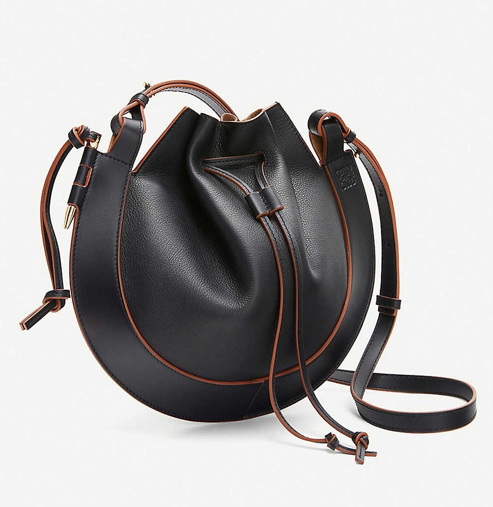 包身更採用了兩種皮質拼接而成，有著硬挺的結構及柔軟的內袋，搭配側面鎖扣金屬別針延續暢銷款 Gate手袋的標誌性設計