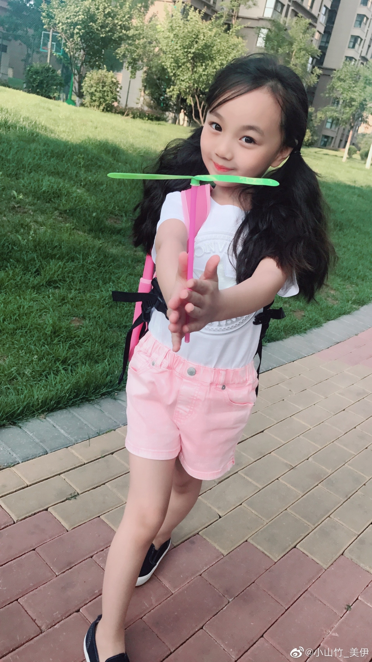 【爸爸去哪兒5】小山竹從小就擁有宛如天使般的美顏,現時變瘦了反而更顯成熟,已經長得很有大人感,而且超重的少女味
