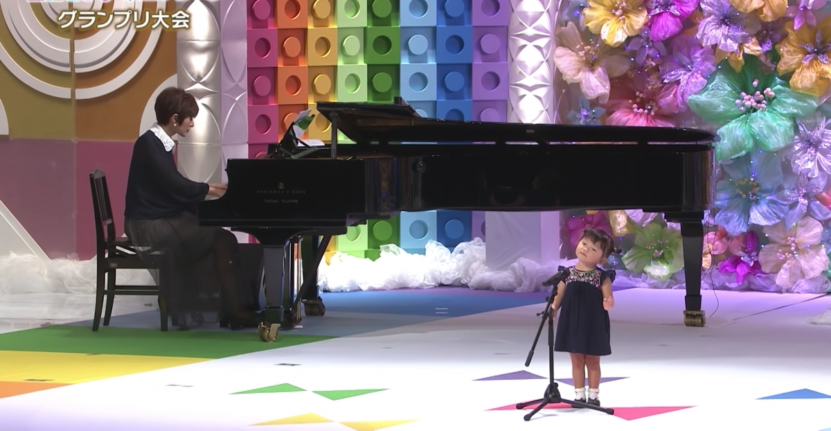 這名小女孩的表演片段源於去年11月所參加的童謠比賽,當日她所演唱的是《狗狗警察》(いぬのおまわりさん)。