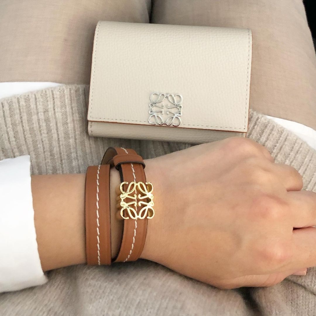 【名牌手袋】LOEWE手袋近年可說是人氣當道，以簡約獨特的設計成功穩升手袋名牌榜的位置，不少手袋更成了女生入門必買之選！