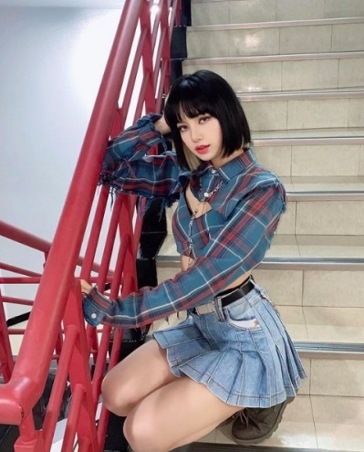 而楊丞琳也有相似的髮型，金髮的內層染讓她看起來非常型格，和Lisa的魅力十分類似！