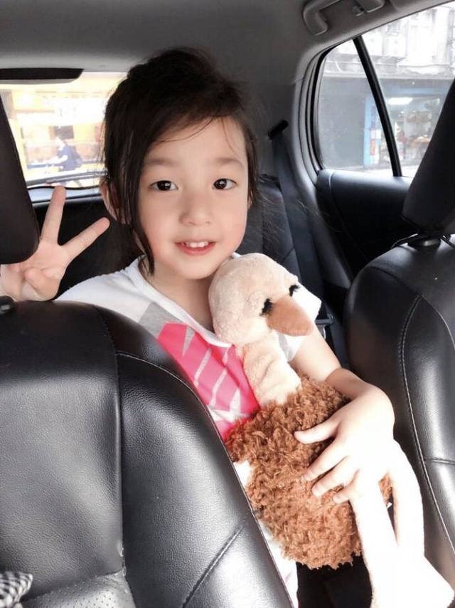 【爸爸去哪兒5】現時7歲的小泡芙除了長高了不少,臉上也明顯退去了小時候的嬰兒肥,整個漂亮五官也更突出