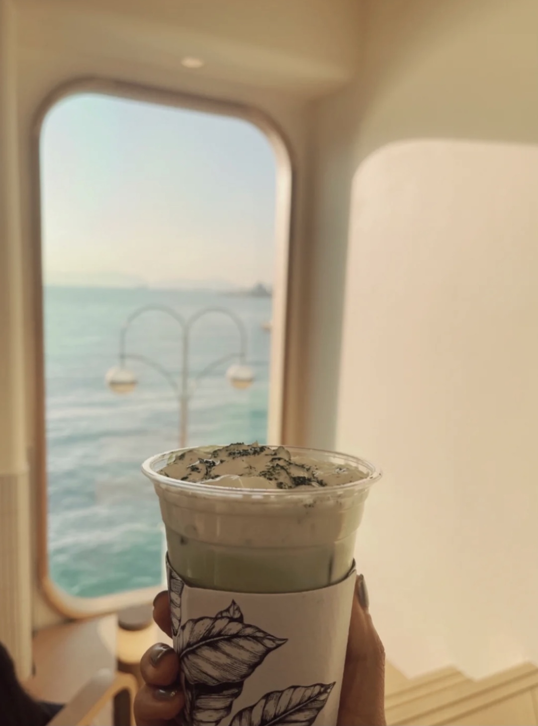 另一間同樣位於海港城的咖啡店,也有著浪漫少女的裝潢,景色也是同一片海。不過,這一間的格調就比較文青,這個窗比較大和高,大大的一片海呈現在眼前~不過打卡位也只有一個,窗邊沒有位置坐~