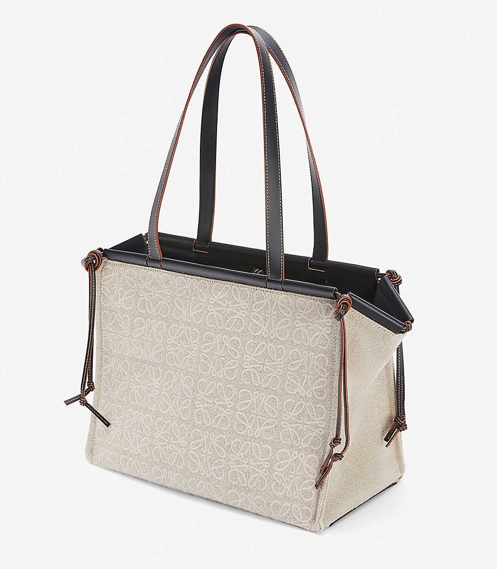 【名牌手袋】手袋的設計隨性中散發著一種休閒慵懶感，穿著一般的T-shirt牛仔褲配上它也很可以！