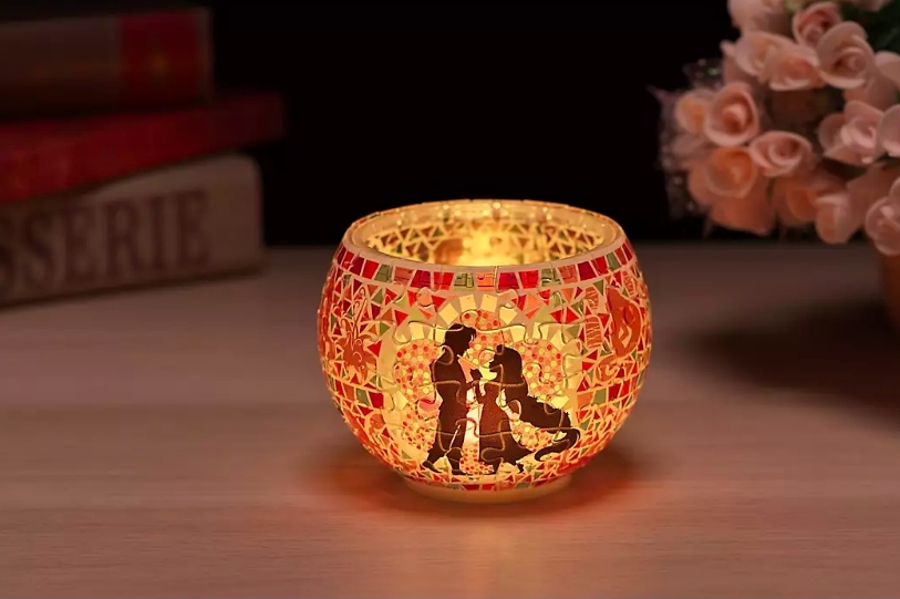 長髮公主這一款用上了紫色和綠色的配色,公主的一頭長髮非常優雅~雖然燭台用了塑膠造,但是看起來也十分有玻璃感~晶瑩通透透出暖黃的燈光!