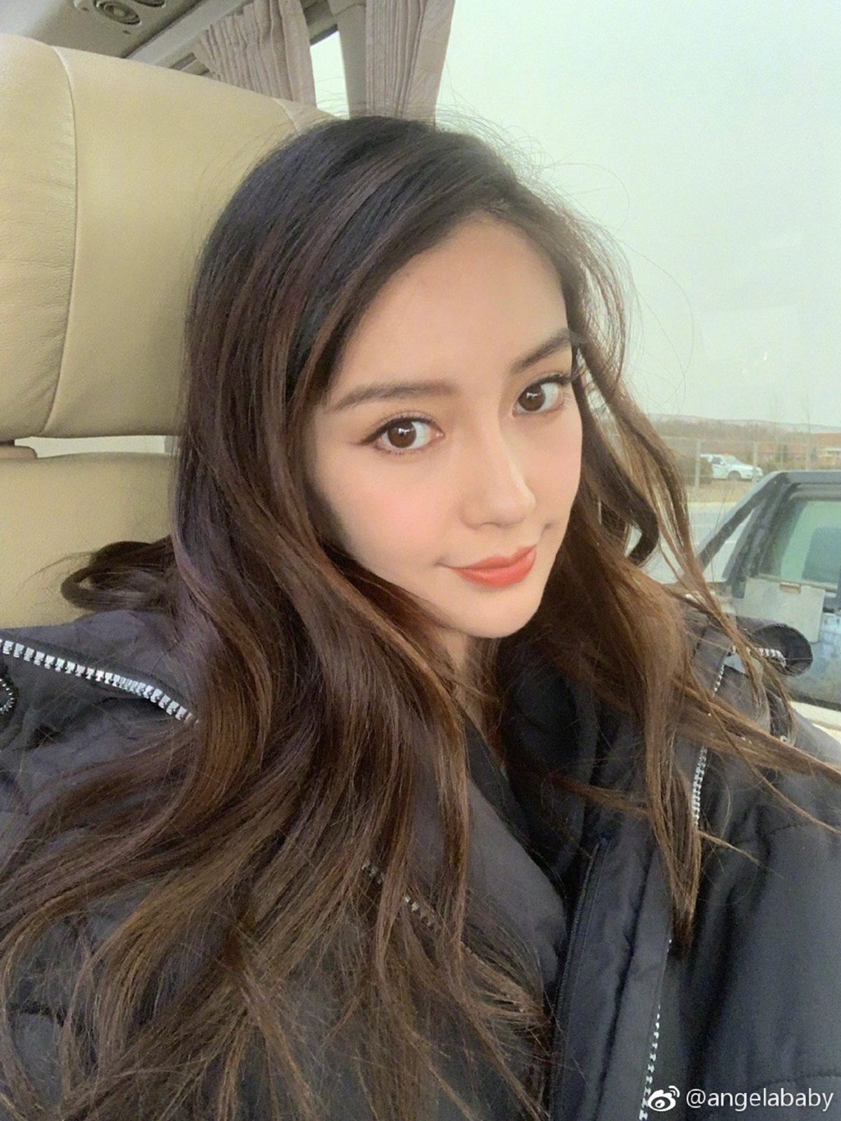說到MK一詞,可能不少人都會想到香港「嫩模界始祖」之一Angelababy,當年她染了頂著一頭大捲曲的金毛長髮