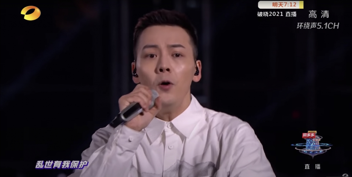 在晚會上,他一連唱了三首歌曲《我們》、《LOVE U2》及《愛是懷疑》。