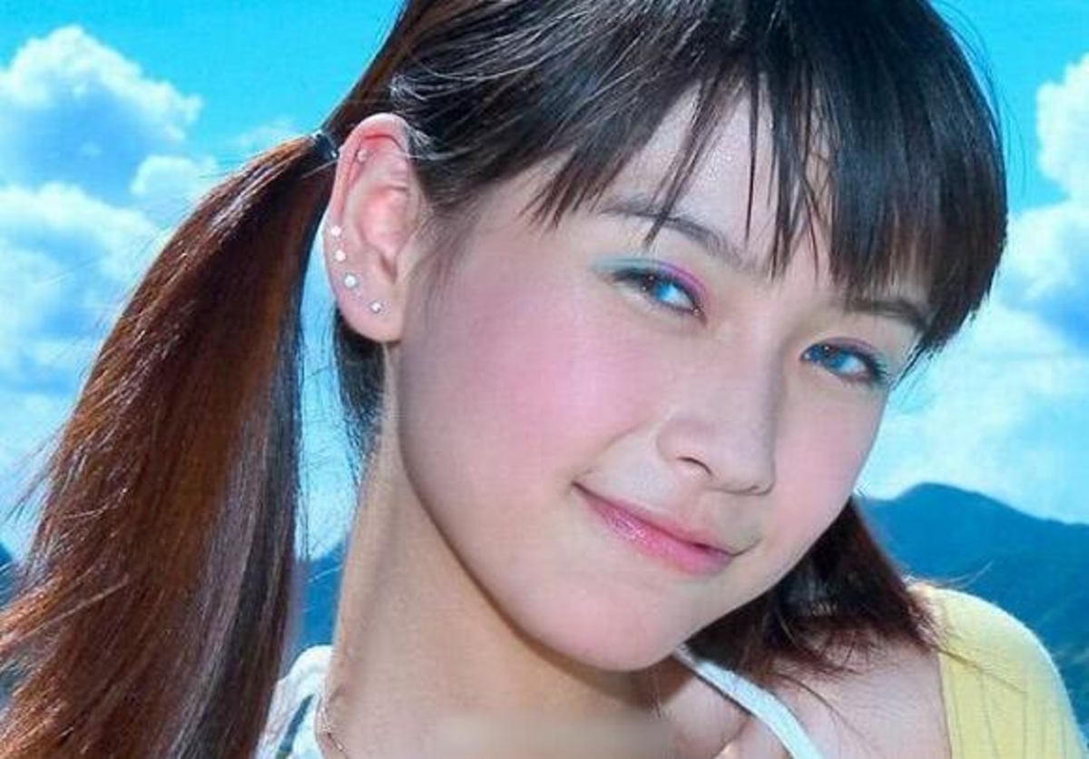 香港「嫩模界始祖」之一Angelababy,當年她染了頂著一頭大捲曲的金毛長髮,留有齊陰
