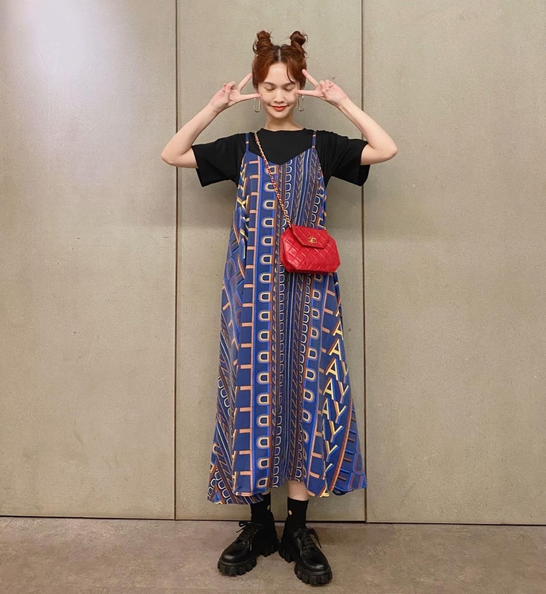 【楊丞琳Chanel手袋】Chanel紅色手袋的Flap Bag相對就更亮眼,拿出外很易就成為了眾人的焦點所在!