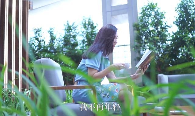 對於最近的負面評價,她也在社交平台上以一段文字發聲反擊:「回望人生上半場,我到底擁有了什麼?一個演員的身分,三個孩子的媽媽,幾座漸漸褪色的獎盃」總結自己的上半生有何身分與責任。