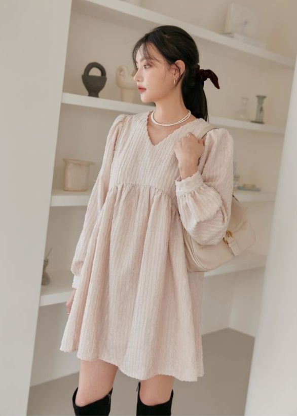 因此小編建議女生們可多穿V領衣服