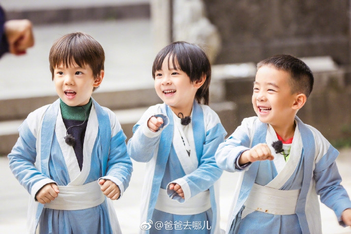 【爸爸去哪兒5】NeiNei的弟弟Max在節目中就很喜歡黏著姐姐,當年的Max因年紀太小,又不太擅長說普通話,所以與其他小孩的互動相對較少!