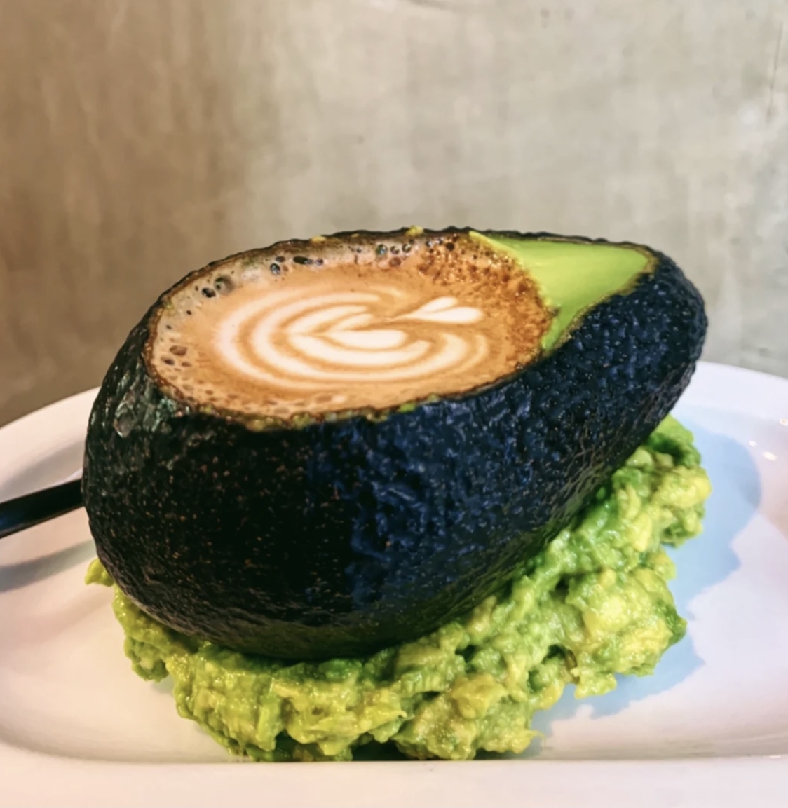 牛油果Latte是香港一間主打健康的Athletic Juice & Espresso Bar所研發,看起來非常有特色~名為「AvoLatte」的牛油果咖啡,把牛油果挖空後加入咖啡,同樣也在上面拉了花,非常細緻~咖啡一定充滿鮮甜的牛油果味,在下面用了牛油果蓉舖底,一邊喝可以配上果肉吃!