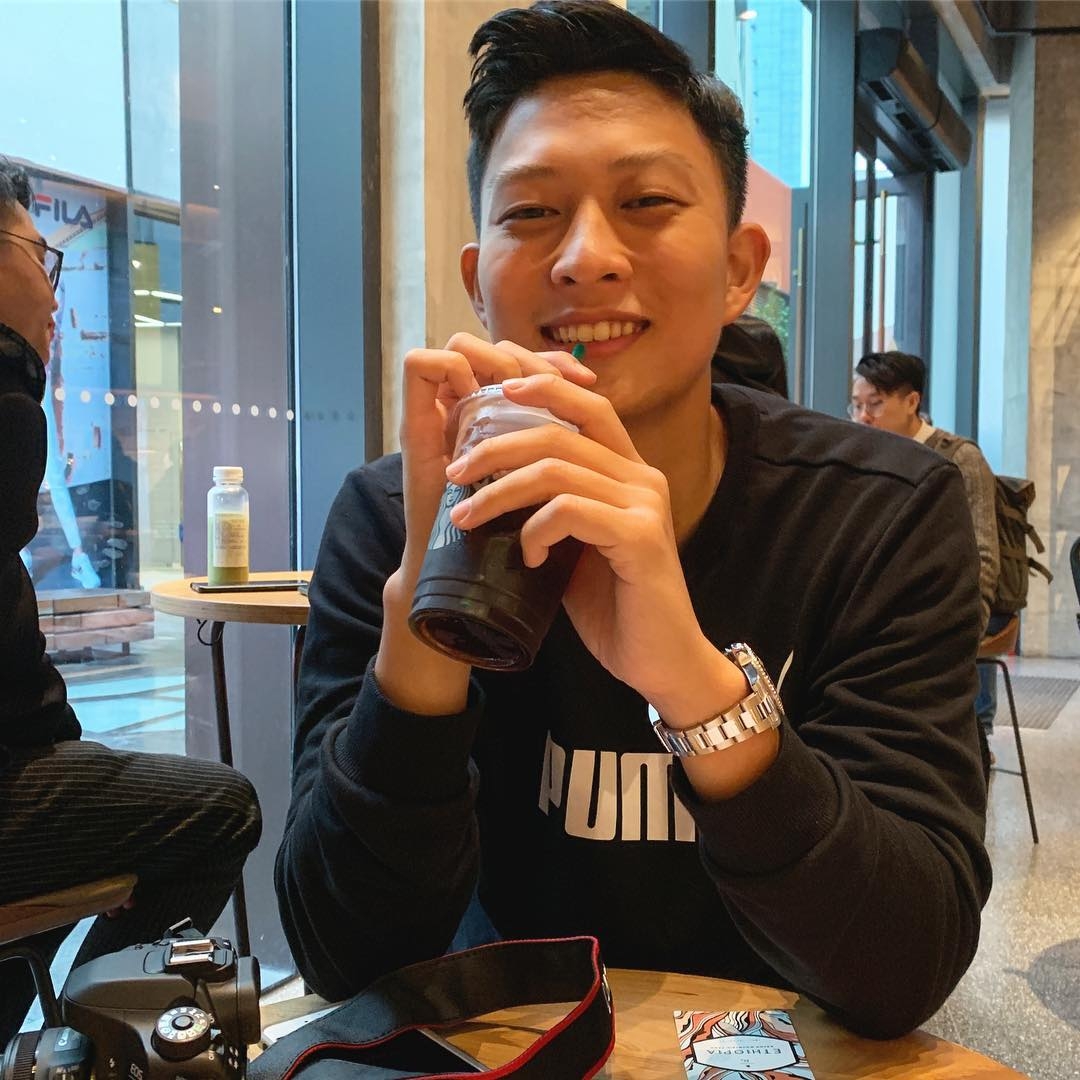 托哥是香港的「ABC YouTuber」,在2015年被土豆網「神街坊」節目的製作人看中,便當任了該節目主持人兩年