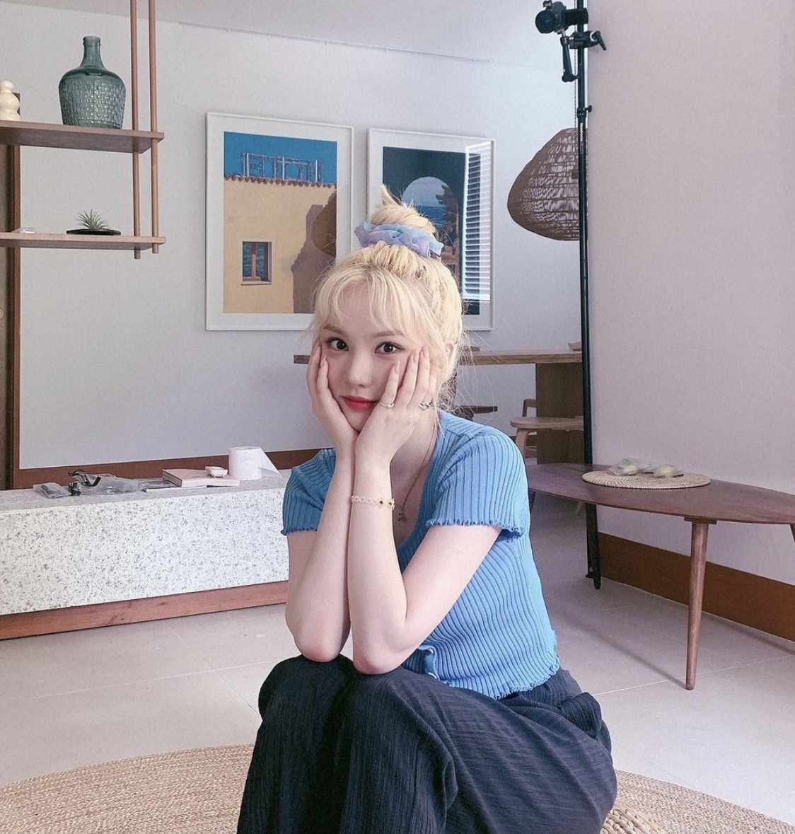 韓式的造型比較俐落,不少韓星都有著以下這3個超人氣的可愛髮型喔!比起日系的低髮髻,韓國今年流行高髮髻,而且在頭頂上越大顆越顯可愛和顯臉小!跟著一起試試吧!